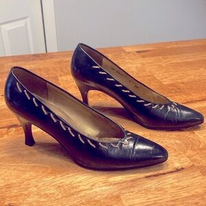 Stuart Wietzman Elegant Dark Navy Gold Chain Pumps